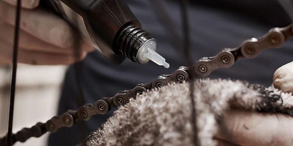 Eine E-Bike-Kette wird gereinigt